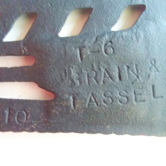 Trivet Cast Iron Tassel & Grain Vintage T-6 10 Footed Wall Deco Broom Scroll - Picture 3 of 4